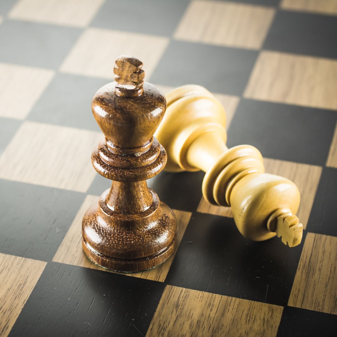 Schaakstukken op schaakbord